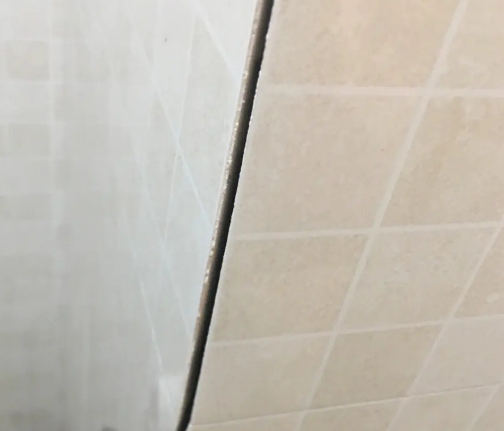 资中瓷砖空鼓维修公司分享阳台瓷砖脱落的修复过程可以分为以下几个步骤