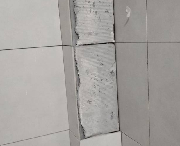 资中瓷砖空鼓维修公司分享下瓷砖施工前基层浇水润湿程度不足，可能导致以下问题