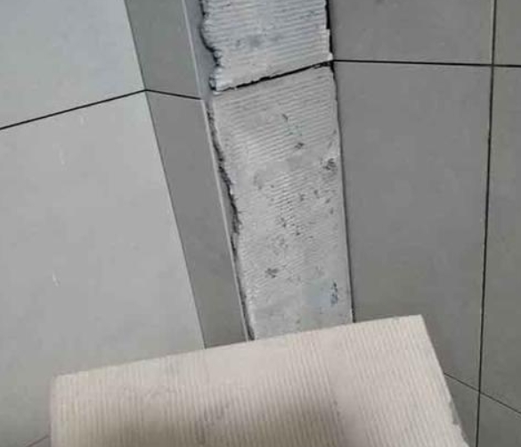 资中瓷砖空鼓维修公司分享下厨房瓷砖脱落的补救措施。